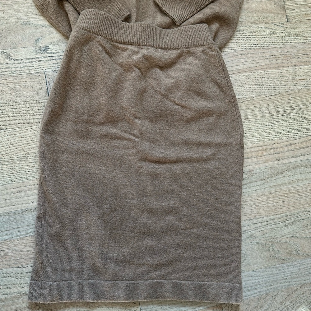 Elegant Brown Women's Sweater Set - Picture 7 of 16